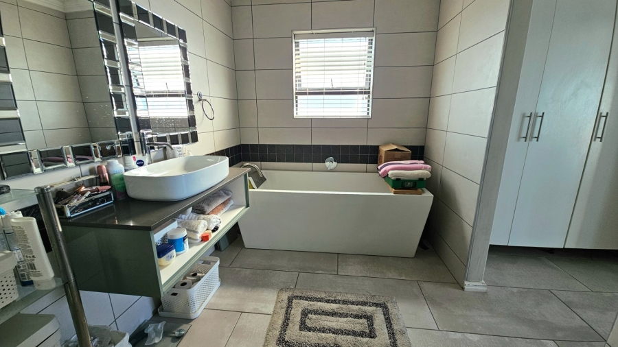 5 Bedroom Property for Sale in Sandy Point Beach Estate Western Cape